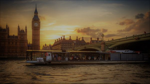 Experience Christmas in London from a New Perspective with Bateaux